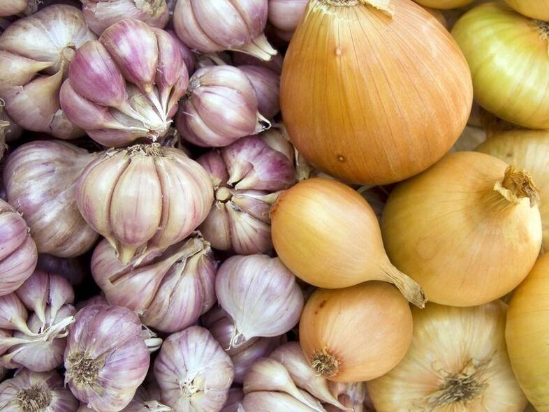 Zwiebel-Knoblauch-Einlauf – ein wirksames Mittel gegen Askariasis