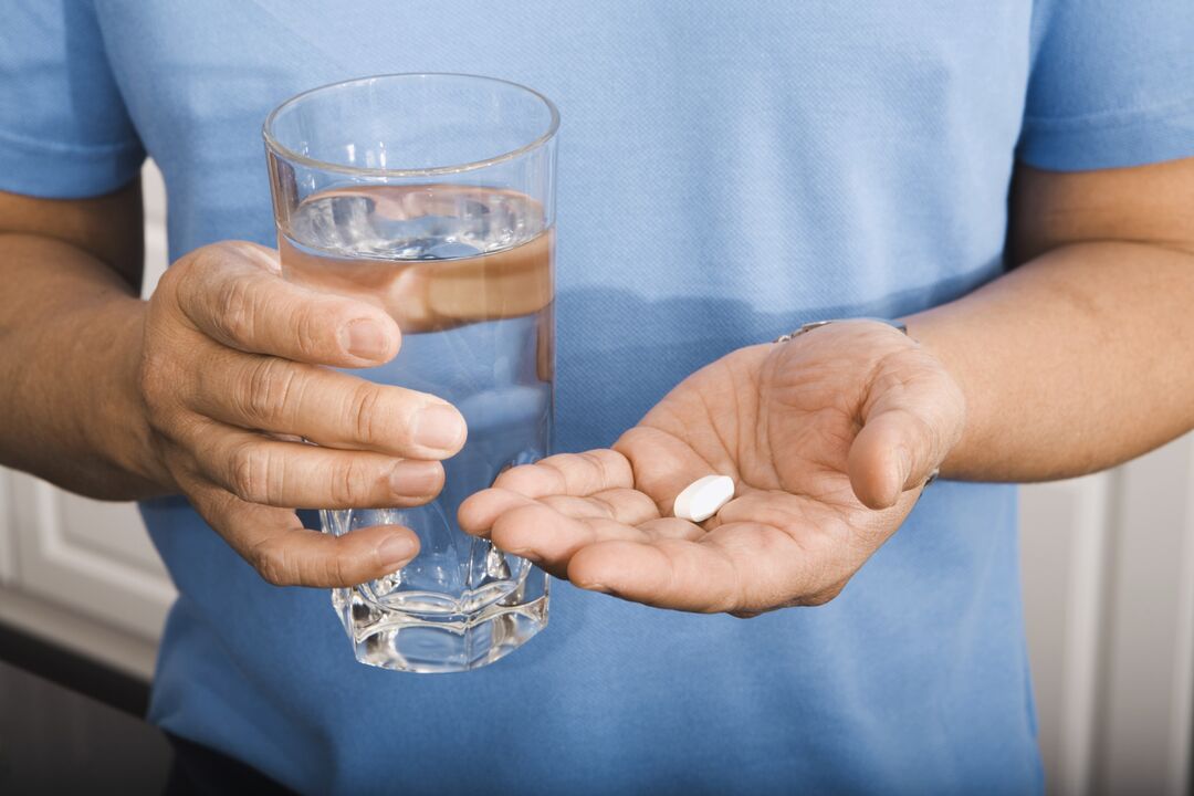 Mann nimmt Anti-Parasiten-Pille
